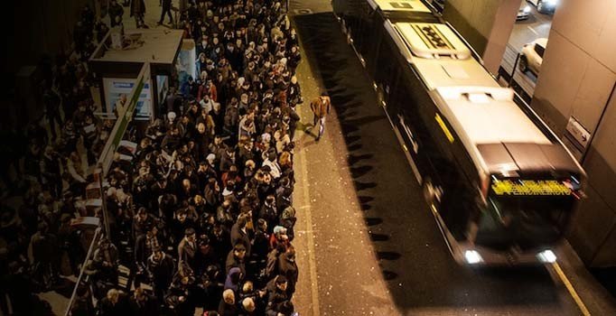 İBB'den trafiğe önlem: Metrobüse 300 ek sefer