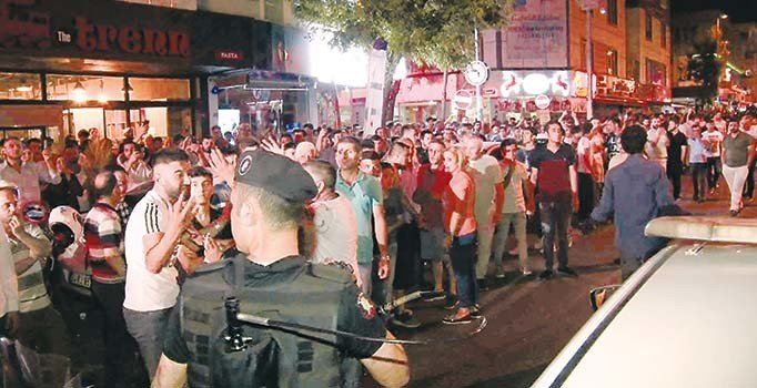 Sokaklara döken tehlikeli gerilim... Bu görüntü yakışmıyor