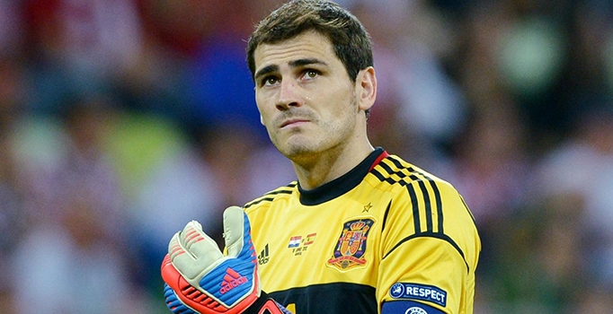 Kalp krizi geçirdikten sonra futbolu bırakan Casillas yönetici oldu