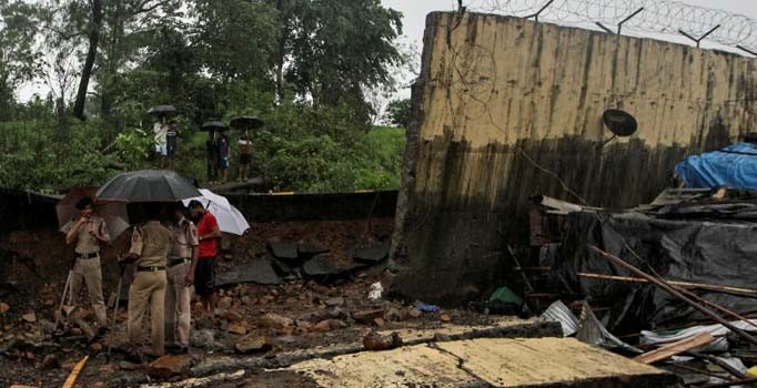 Mumbai'de yağıştan dolayı duvar çöktü: 15 ölü, 69 yaralı