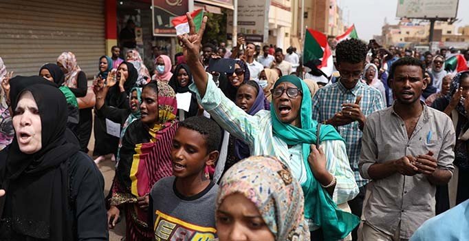 Sudan'da anayasa için ilk imzalar atıldı