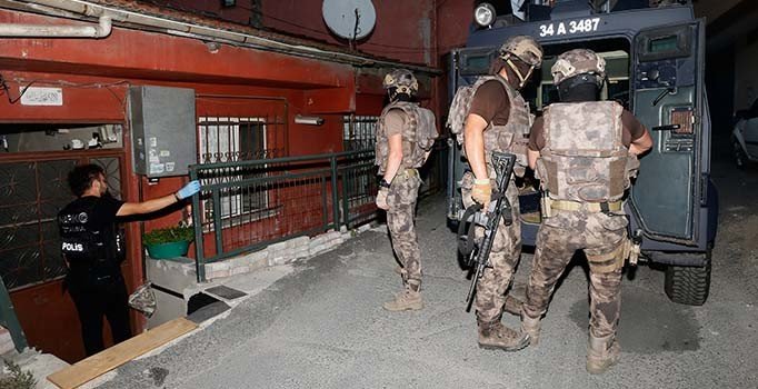 İstanbul'da eş zamanlı uyuşturucu baskını: 20 şüpheli gözaltında