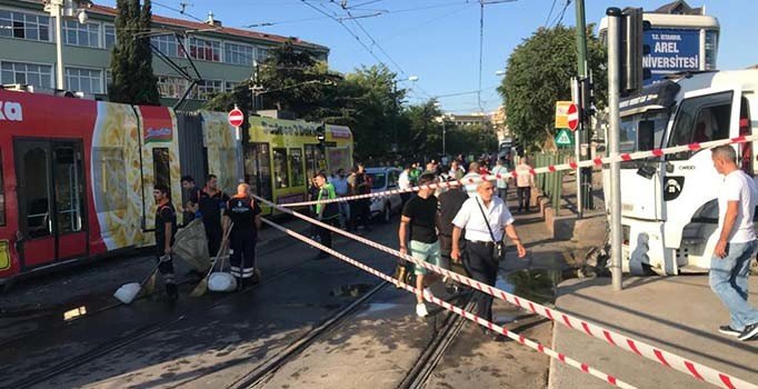 Son dakika! Cevizlibağ'da tanker tramvaya çarptı, seferler çift yönlü durduruldu