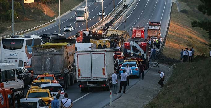 İstanbul Havalimanı yolunda kaza! Hafriyat kamyonu devrildi, trafik tamamen durdu