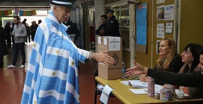 Arjantin halkı ön seçimler için sandık başında