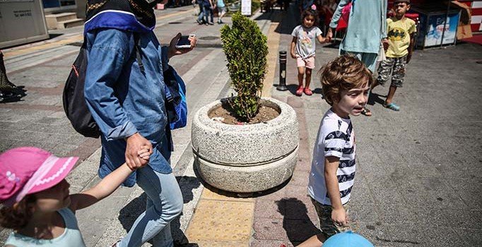 İstanbul'da tepki çeken görüntüler: Görme engellilerin yollarını böyle işgal ettiler