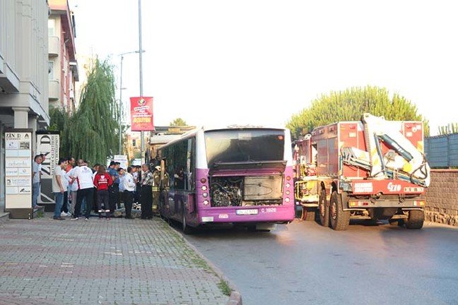 19-08/05/halk-otobusu-kamyona-carpti-sikisan-surucuyu-itfaiye-kurtardi_2674_dhaphoto7.jpg