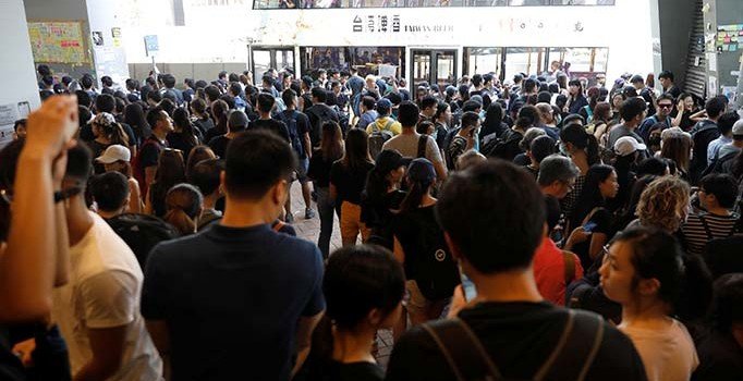 Hong Kong'da 200'den fazla uçuş iptal edildi