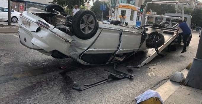 Kadıköy'de otomobil takla attı: 2 yaralı