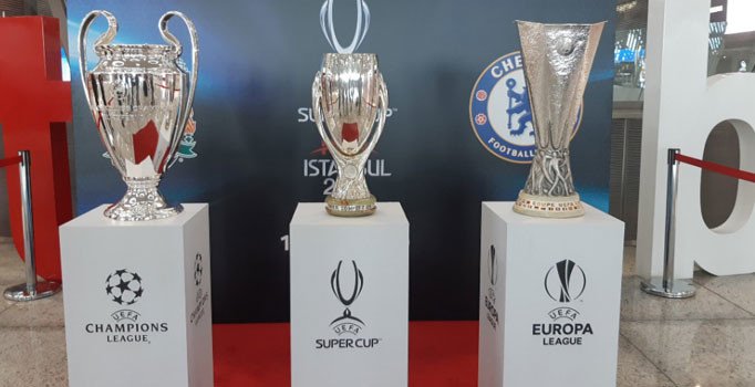 Liverpool ve Chelsea'nın kupaları Süper Kupa finali öncesi İstanbul Havalimanı'nda sergileniyor