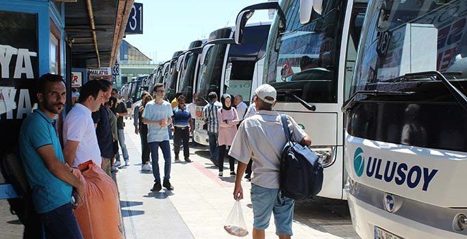 Otogarda bayram yoğunluğu: Ek otobüs biletleri de tükendi