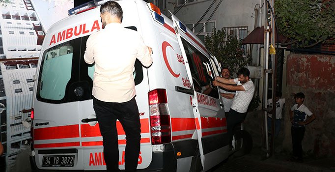 Devrilmesin diye askıda kalan ambulansın üzerine çıktılar