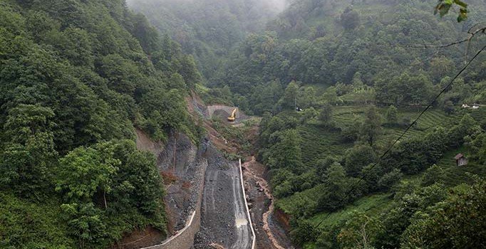 Rize'de heyelan: 30 metre derinliğinde gölet oluştu