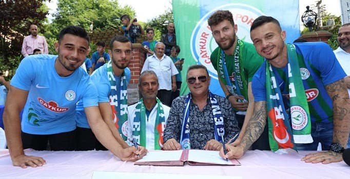 Çaykur Rizespor'da 4 oyuncu imzayı attı