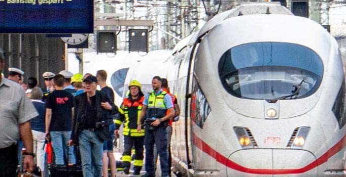 Almanya’da bir adam, anne ve çocuğunu trenin önüne itti