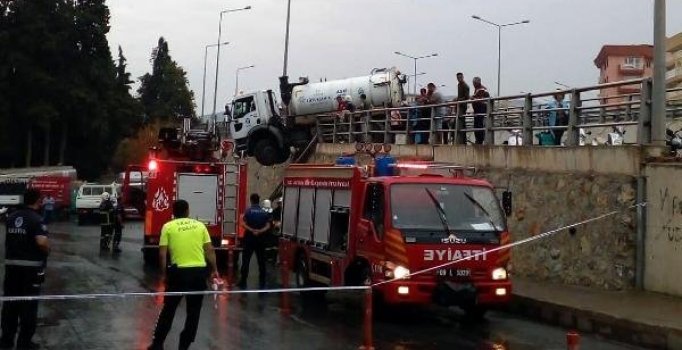 Vidanjör köprülü kavşakta asılı kaldı