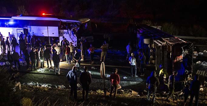 Ankara'da devrilen TIR'a yolcu otobüse çarptı