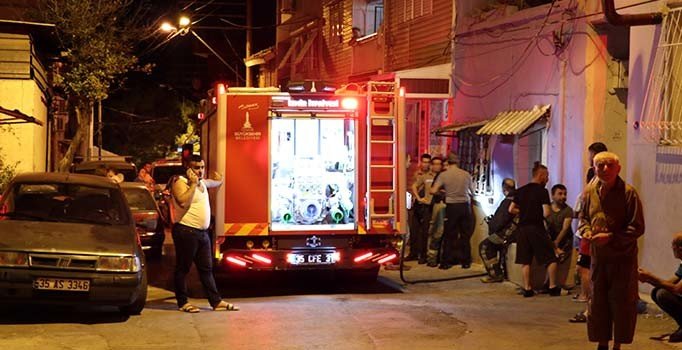 İzmir'de şüpheli ölüm! Alevlerin arasından bıçaklanmış ceset çıktı