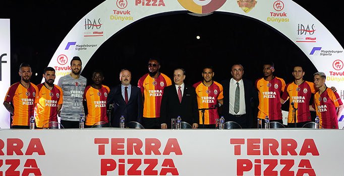 Galatasaray'dan imza şov