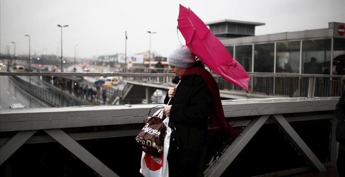 İstanbul'a hem fırtına hem sağanak geliyor: Hızı 80'e kadar çıkacak