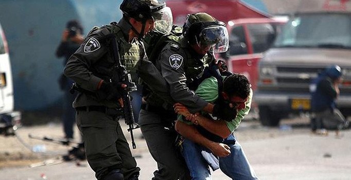 İsrail askerleri Batı Şeria'da 12 Filistinliyi gözaltına aldı