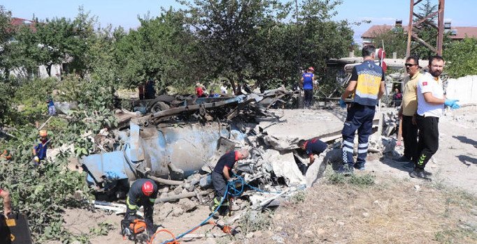 Kayseri Hacılar'da kamyon evin üzerine devrildi