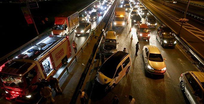 İstanbul'da zincirleme trafik kazası: 5 araç birbirine girdi