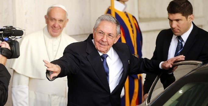 Twitter, Raul Castro ile devlet medyasının hesaplarını askıya aldı