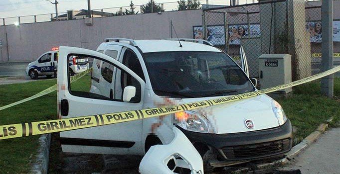 Zeytinburnu'nda camlarında kurşun delikleri bulunan araç kaza yaptı