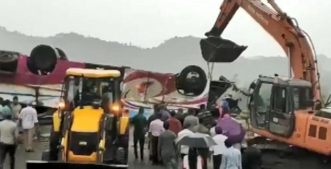 Hindistan’da yolcu otobüsü takla attı: 21 ölü, 53 yaralı