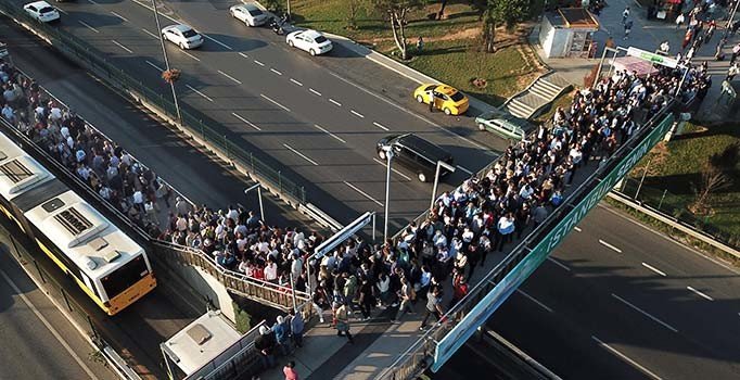 Altunizade metrobüs durağında yine yoğunluk... Vatandaştan İBB yetkililerine tepki