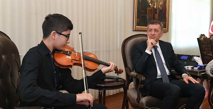 Mozart ödüllü Ali İhsan, kemanıyla herkesi kendine hayran bıraktı