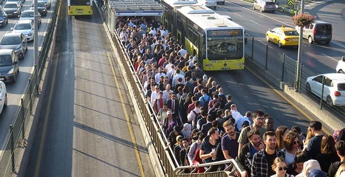 İBB'den metrobüs açıklaması: Hatta 10 araç daha eklendi