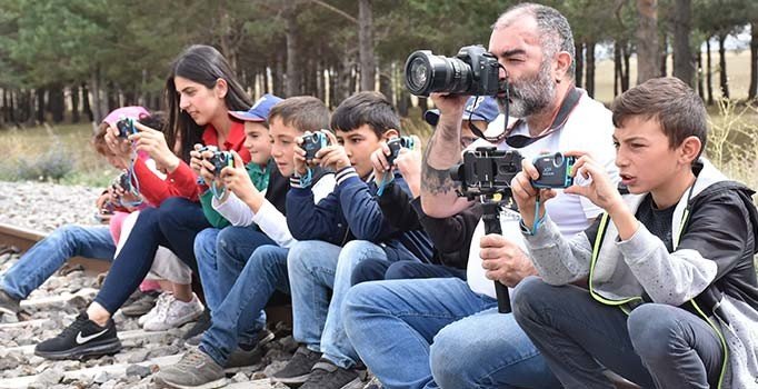 Helal olsun Gökhan Yolcu... Köy köy dolaşıp öğrencilere fotoğrafçılığı öğretiyor