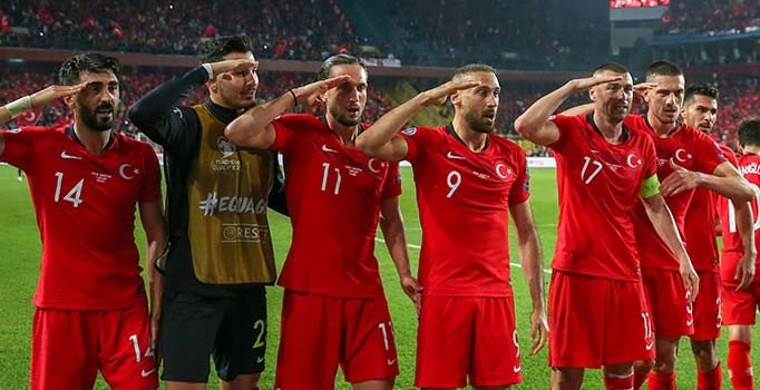 UEFA'dan 'asker selamı' incelemesine yalanlama