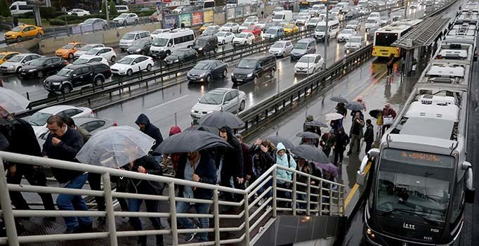 İstanbul'da sağanak trafiği yine felç etti: Yoğunluk yüzde 72'ye ulaştı