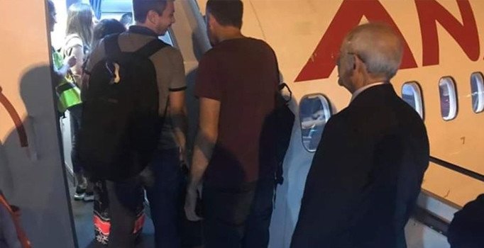 Kılıçdaroğlu'nun tarifeli uçağa binmesi olay oldu