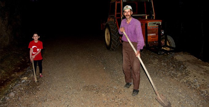 Kızı rahatça okula gitsin diye yol yapan babaya Haluk Levent el uzattı