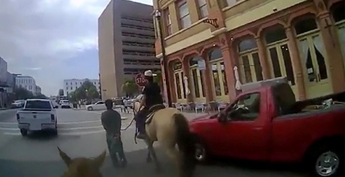 ABD'de atlı polisler gözaltına aldığı kişiyi kementle sokakta gezdirdi