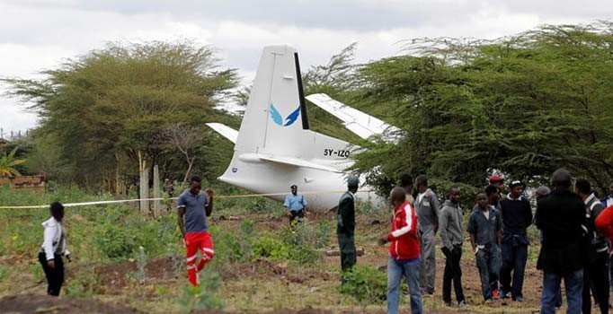 Kenya'da yolcu uçağı pist dışına çıktı: 2 yaralı