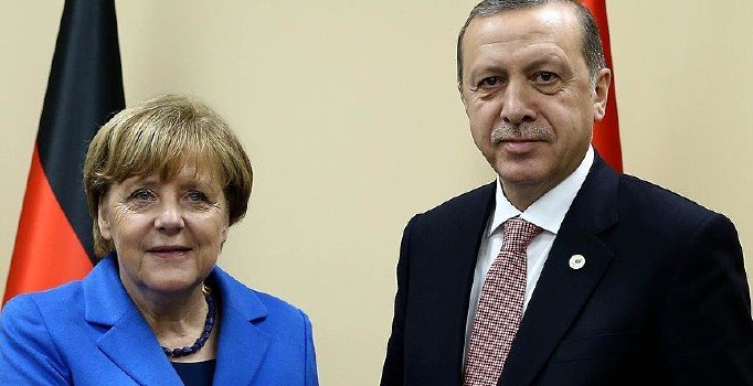 Merkel'den Erdoğan'a: Barış Pınarı Harekatı'nı durdurun