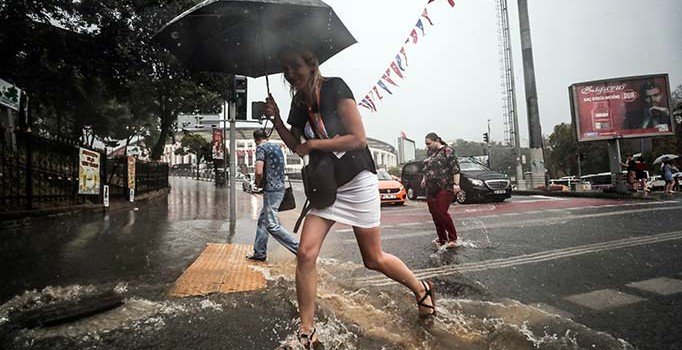 Meteorolojiden İstanbul'a sağanak uyarısı: Saat 18:00'den sonra başlayacak