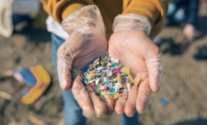 “Mikroplastik Kirliliği: Artan Endişe, Üreme Sağlığı Üzerindeki Potansiyel Etkileri”
